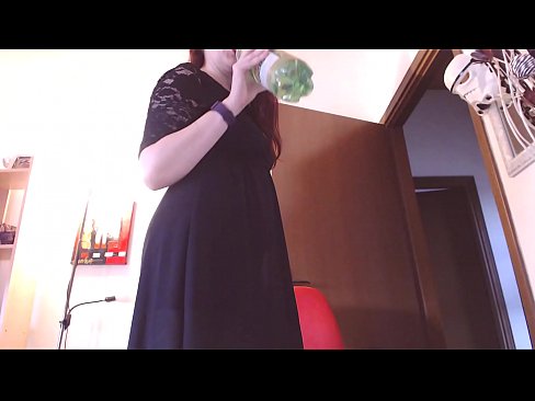 ❤️ Um escravo submisso que adora cuecas sujas e deliciosas é forçado a masturbar-se depois de ver este vídeo! ❤️ Porno em nós