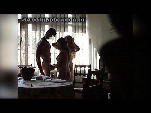 ❤️ Amigos sexuais convidam um homem gigante e um ménage à trois com ele ❤️ Porno em nós