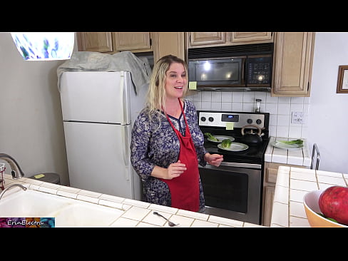 ❤️ A madrasta a ordenhá-lo na cozinha antes do seu encontro ❤️ Porno em nós