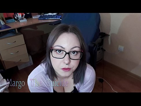 ❤️ Rapariga Sexy com Dildo de Óculos Chupa Profundamente na Câmara ❤️ Porno em nós