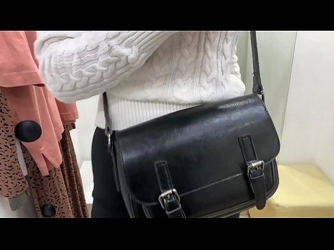 ❤️ Masturbação pública da jovem cadela FeralBerry com um dildo no provador ❤️ Porno em nós