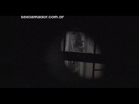 ❤️ Lourinho é filmado secretamente por um voyeur de bairro escondido atrás de tijolos ocos ❤️ Porno em nós